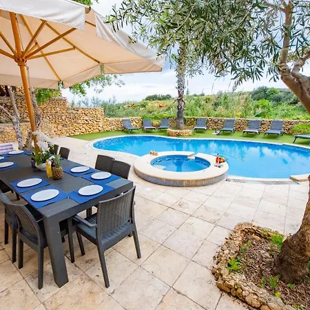 וילה Soldanis Sleeps 12 With Pool