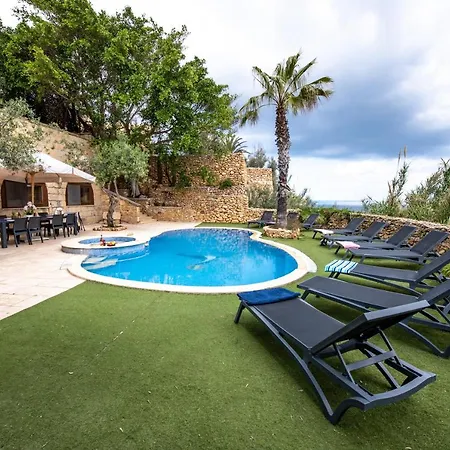 Soldanis Sleeps 12 With Pool Xagħra