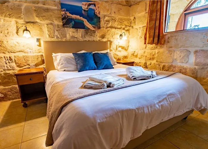 Soldanis Sleeps 12 With Pool Xagħra
