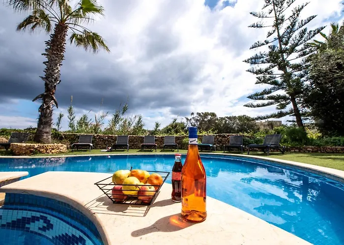 Villa Soldanis Sleeps 12 With Pool Xagħra