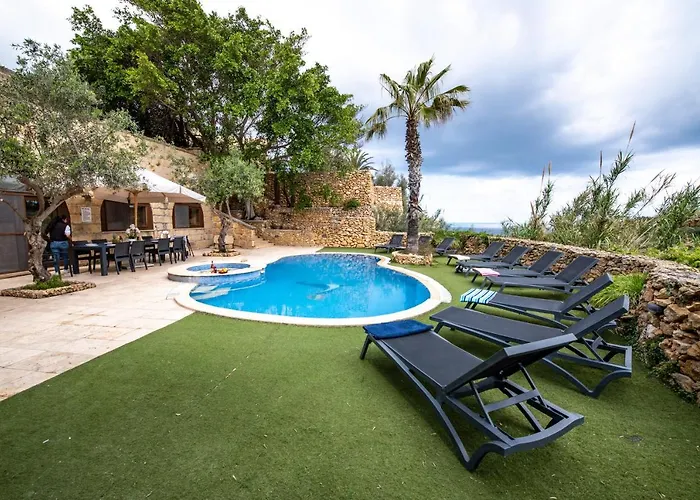 Soldanis Sleeps 12 With Pool Xagħra
