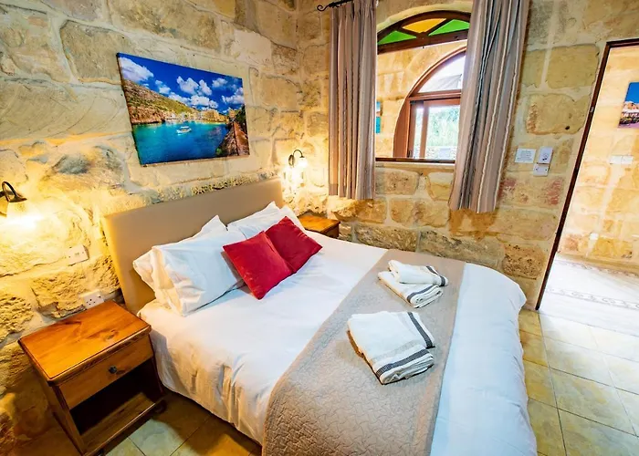 Soldanis Sleeps 12 With Pool Xagħra