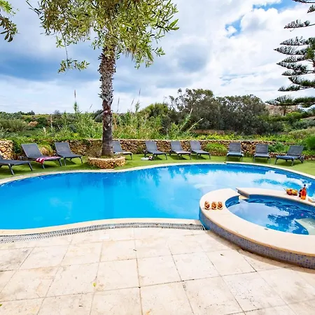 Soldanis 6 Bedroom With Private Pool Villa Xagħra