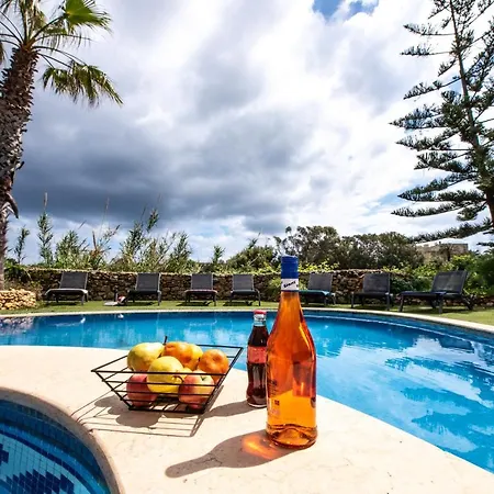 Villa Soldanis Sleeps 12 With Pool Xagħra