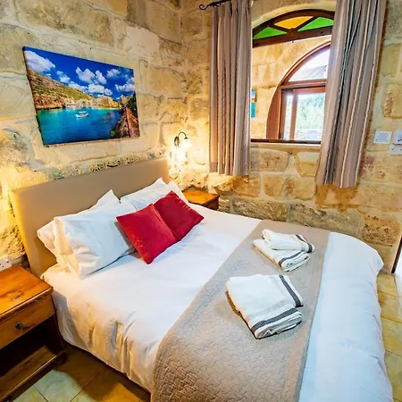 Soldanis Sleeps 12 With Pool Xagħra